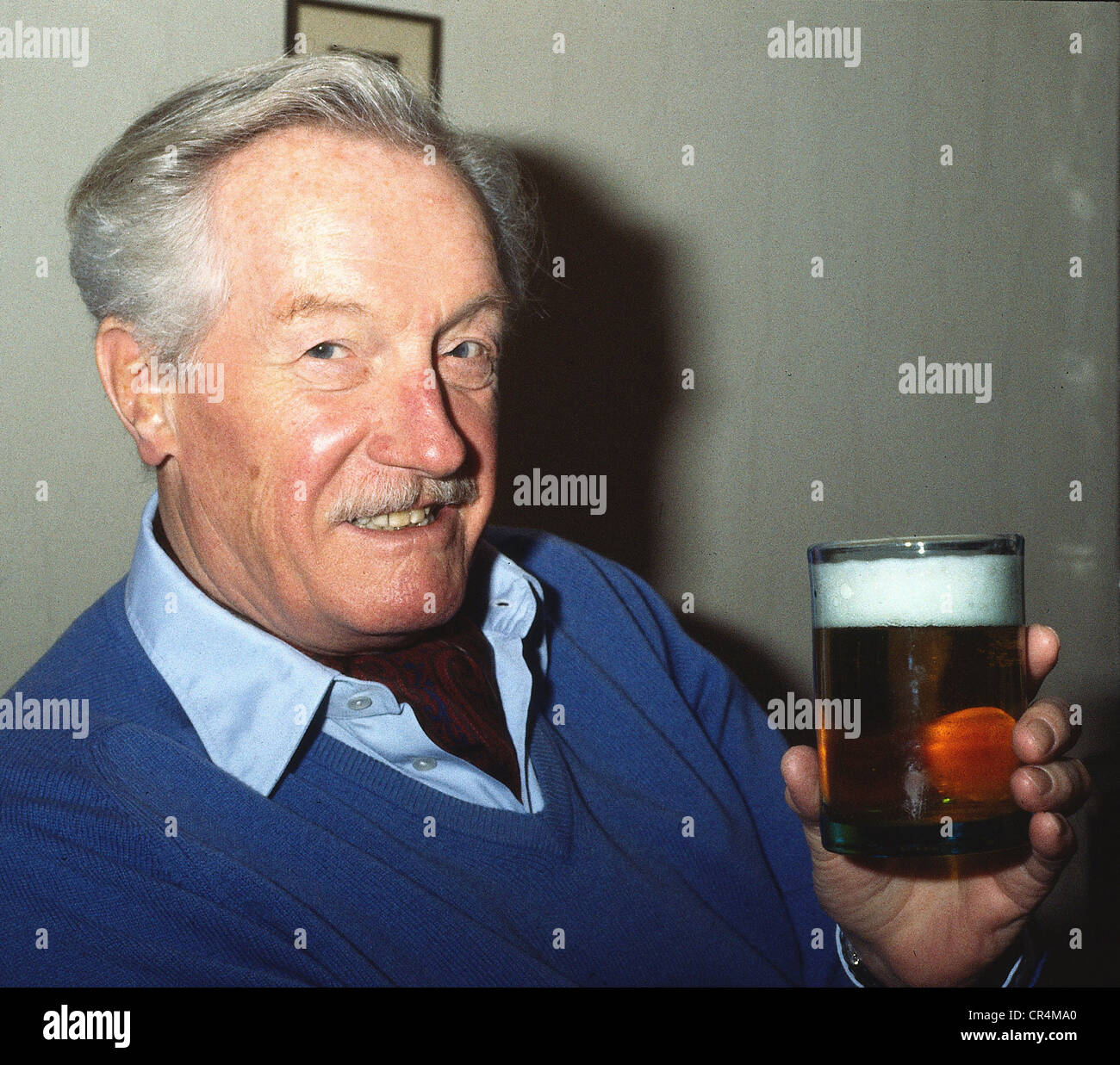Schoenboeck, Karl, 4.2.1909 - 24.3.2001, Austrian actor, portrait, in his flat, drinking beer, 1980s, Stock Photo