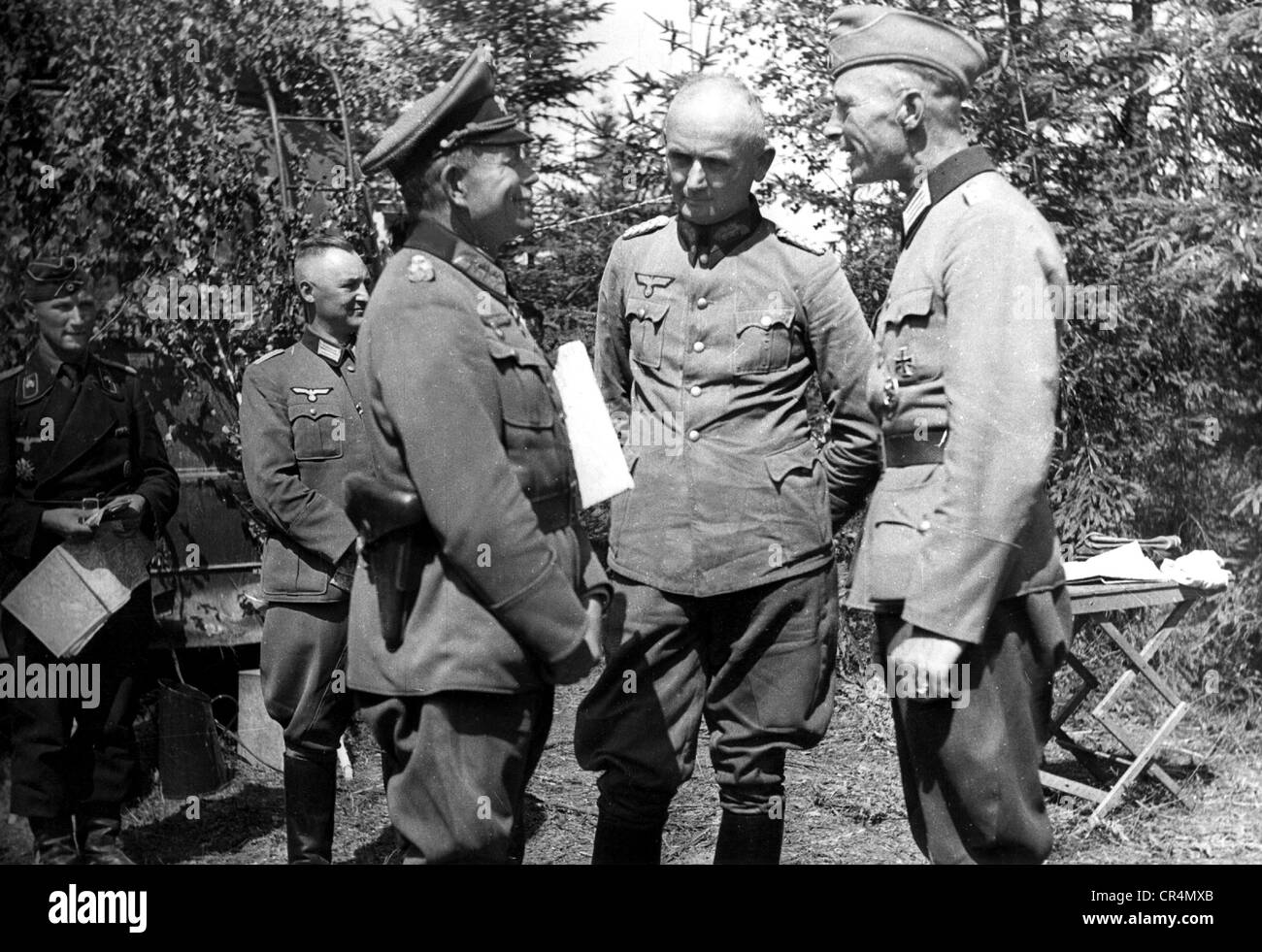 Guderian, Heinz, 17.6.1888 - 14.5.1954, German general, half length (in front, left), visiting the staff of a Panzer Division, Russia, summer 1941, Stock Photo
