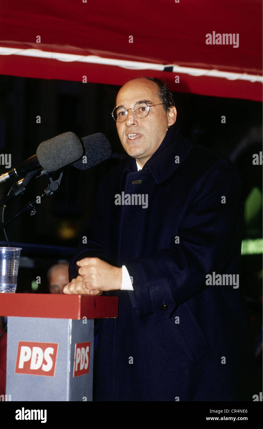 Gysi, Gregor  * 16.1.1948, German jurist and politician, chairman of the parliamentary group PDS 1990 - 2001, during election campaign for Bundestag, deliverering a speech, Munich, 1994, , Stock Photo