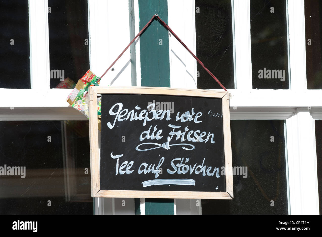 Blackboard, 'Geniessen wie die Friesen', German for 'Enjoy the way the Frisians do' written on it, Spiekeroog, East Frisia Stock Photo