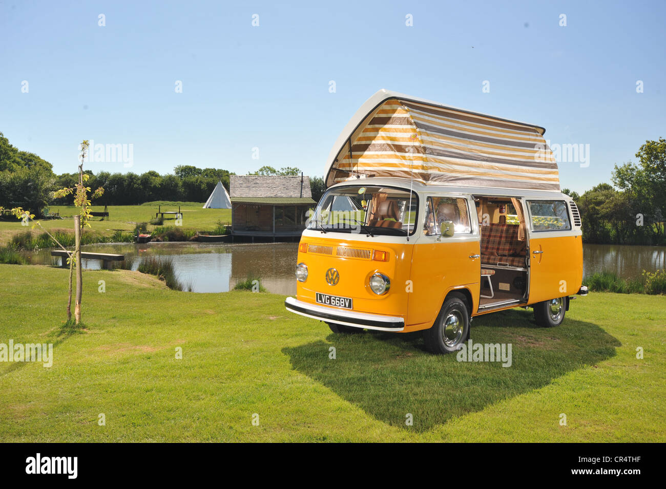 1979 Bay WIndow VW Volkswagen camper van, micro bus campsite scene pop top roof up Stock Photo