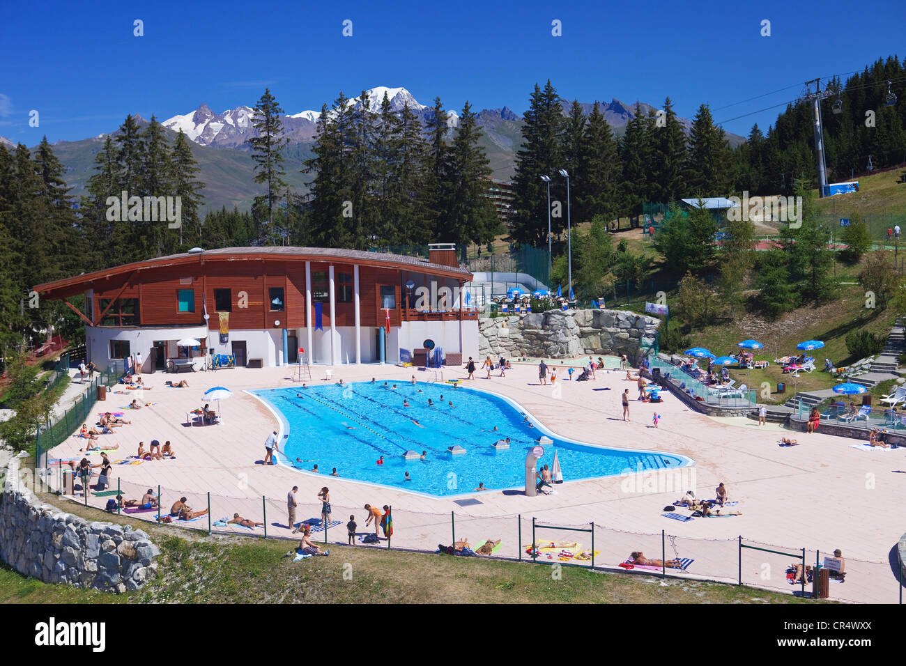 France, Savoie Les Arcs 1800, the pool, Massif de la Vanoise, overlooking on the Mont Blanc (4810m) Stock Photo