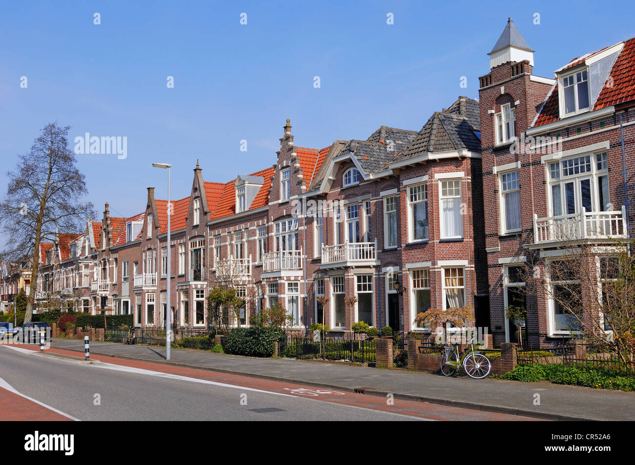 Row house living street hi-res stock photography and images - Alamy
