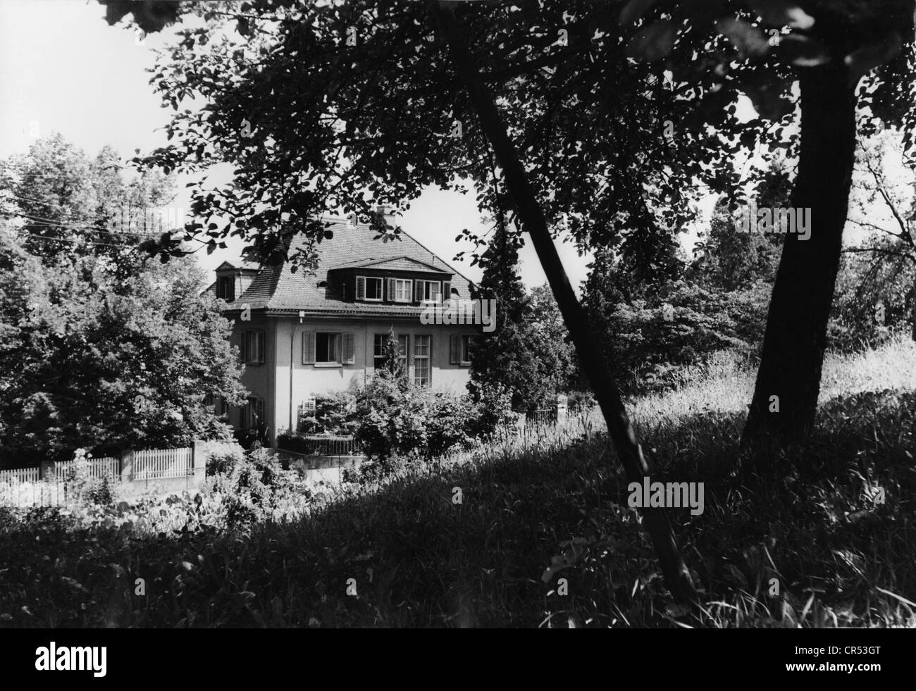 Mann, Thomas, 6.6.1875 - 12.8.1955, German author /writer, Nobel Prize for literature 1929, his house in Kilchberg at Lake Zurich, Alte Landstrasse No 39, Switzerland, exterior view, garden, 1950s, Stock Photo