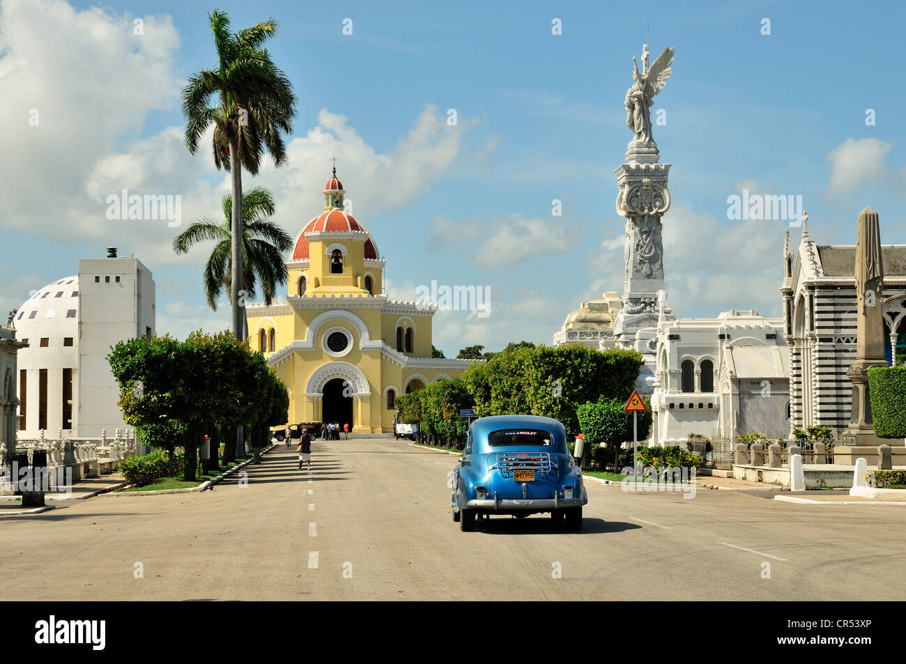 Classic car driving in front of a chapel on Colon Cemetery, Cementerio Cristóbal Colón, named after Christopher Columbus, Havana Stock Photo
