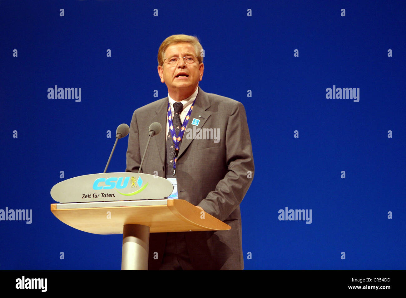 Goppel, Thomas * 30.4.1947, German politician (CSU), half length, on a electian rally of the CSU, 7.9.2002, Stock Photo