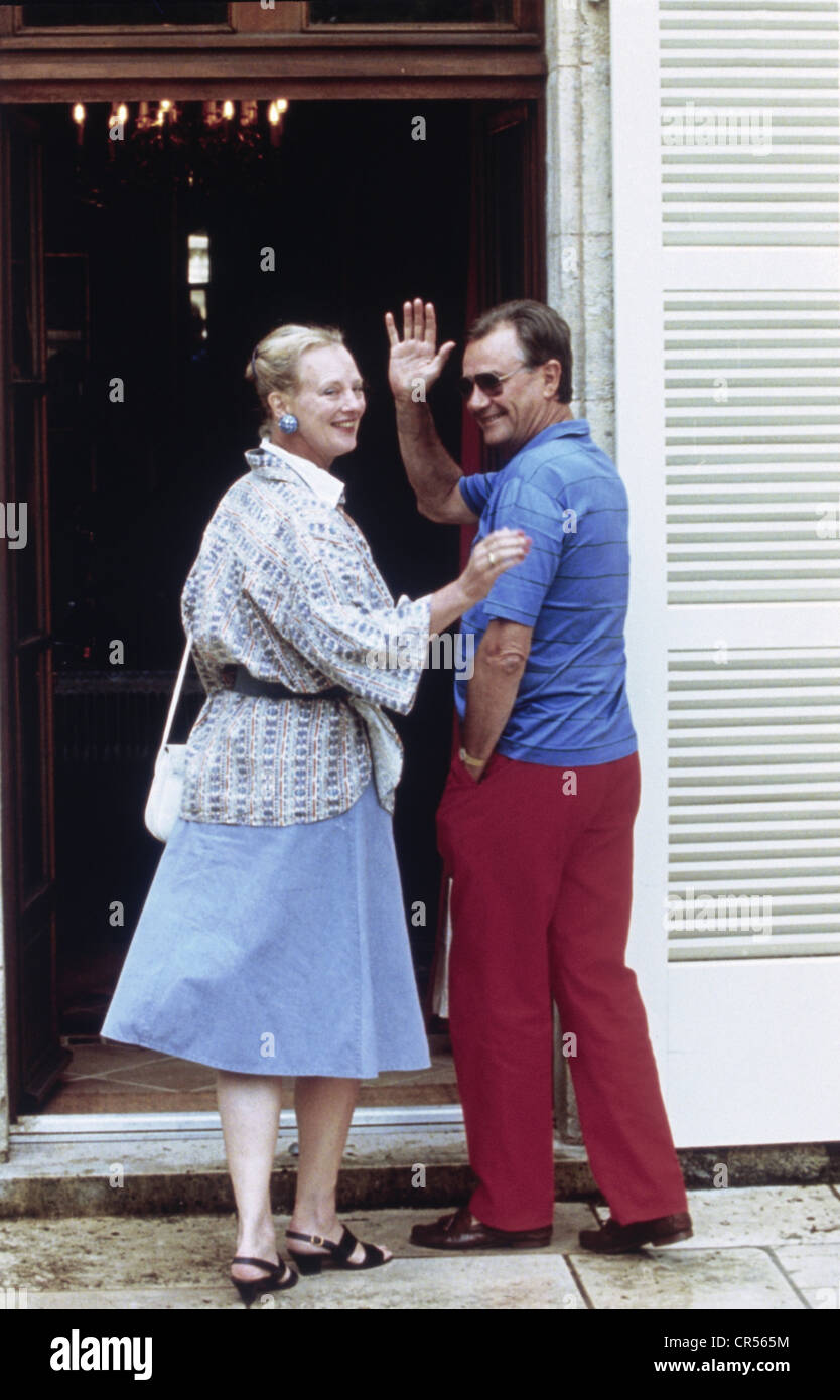 Margrethe II, * 16.4.1940, queen of Denmark since 14.1.1972, with prince Henrik of Denmark, full length, on their wine-growing estate, Chateau Cais, Cahors, 1991, Stock Photo