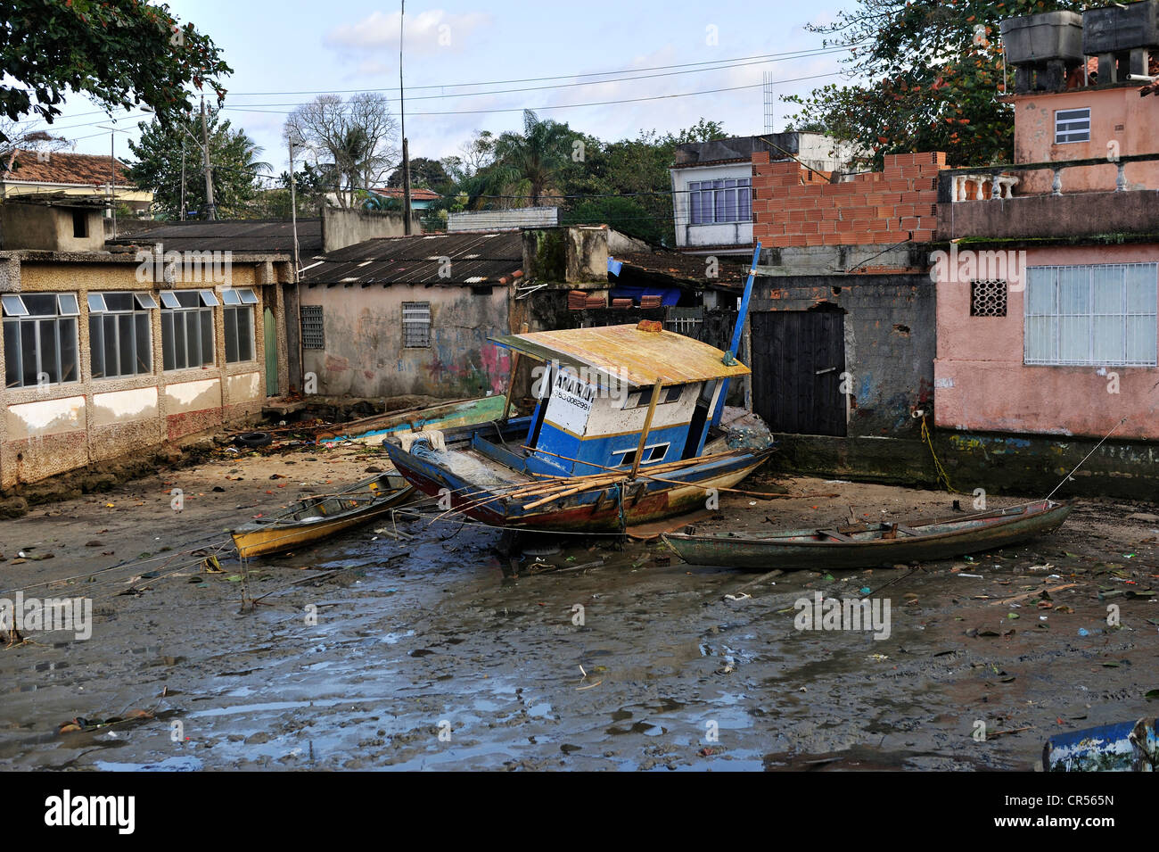 Rotting boat in the fishing port of Guaratiba, since the construction of the TKCSA steel plant by Thyssen-Krupp, the fishermen Stock Photo