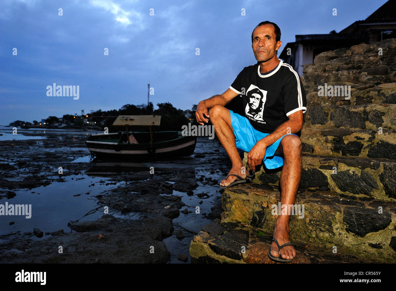 Serious looking fisherman wearing a Che Guevara T-shirt in the fishing port of Guaratiba, since the construction of the TKCSA Stock Photo