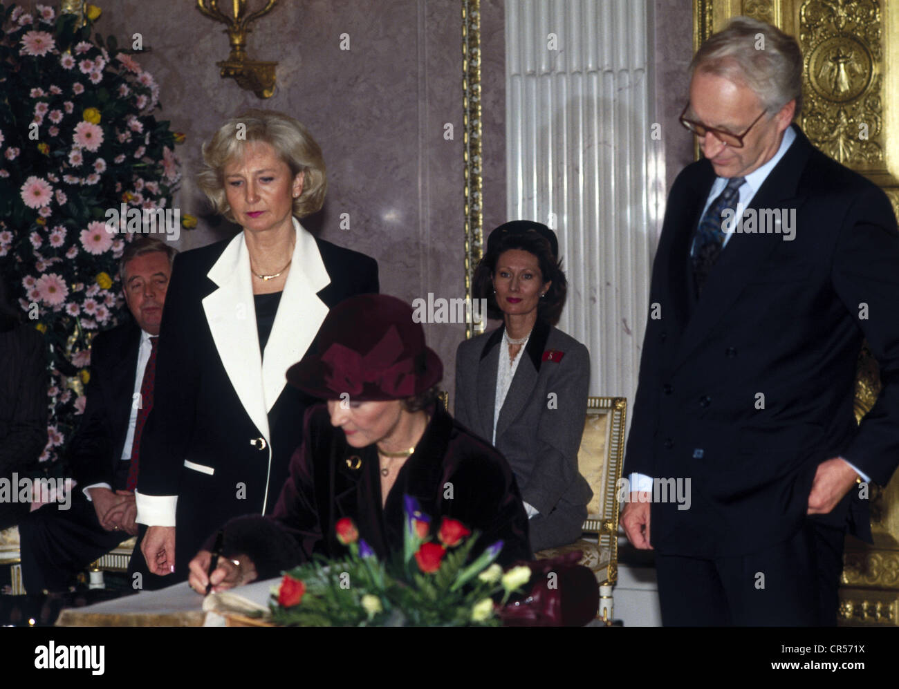 Sonja, * 4.7.1937, Queen of Norway since 17.1.1991, state visit to Germany, with Prime Minster of Bavaria Edmund Stoiber and hist wife Katrin, State Chancellory, Munich, 1993, Stock Photo
