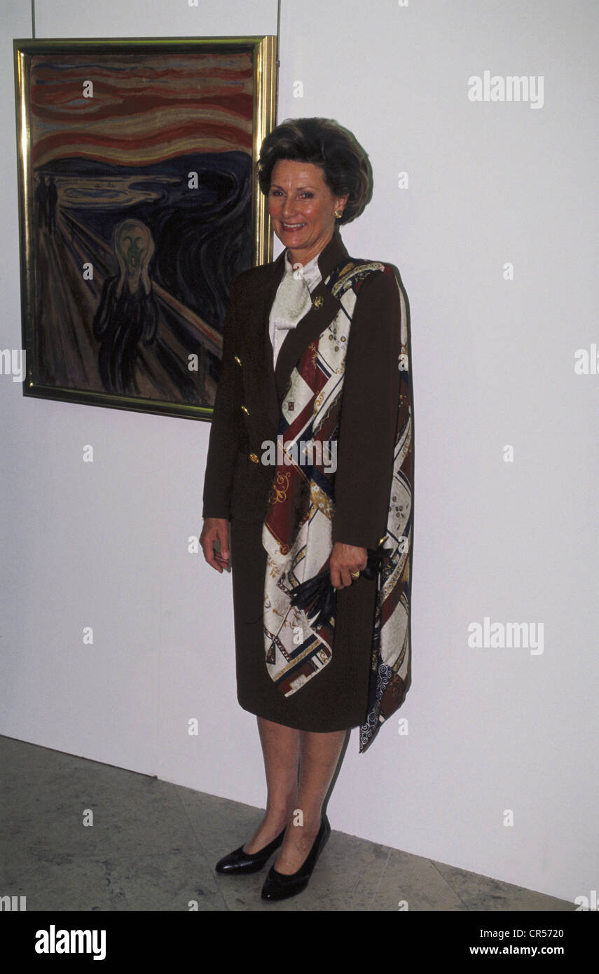 Sonja, * 4.7.1937, Queen of Norway since 17.1.1991, full length, opening of the Edvard Munch Exhibition, Hypo Kulturstiftung, Munich, 23.9.1994, Stock Photo