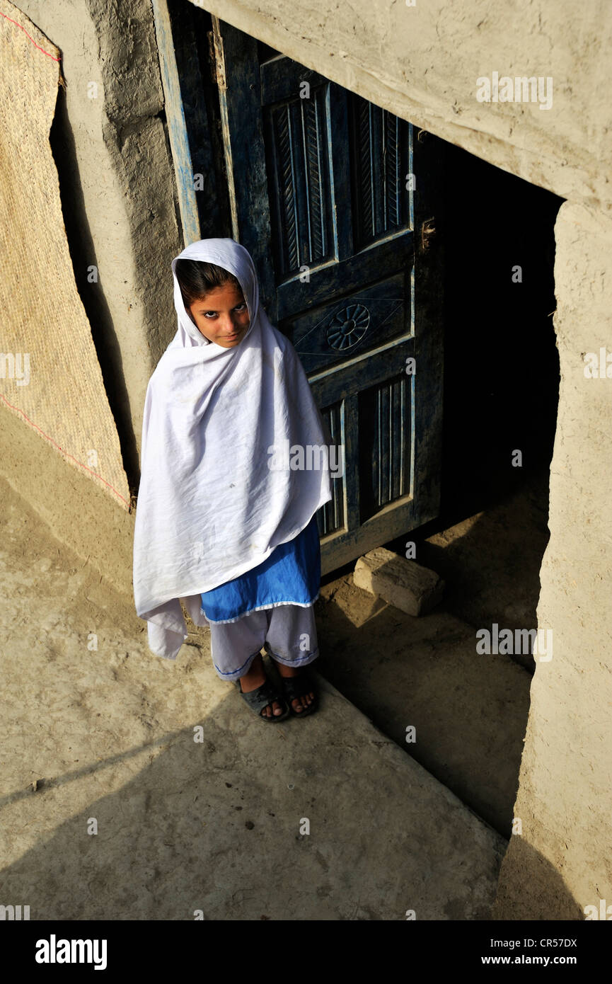 Girl in the doorway of her house made of mud, village of Lashari Wala, Punjab, Pakistan, Asia Stock Photo