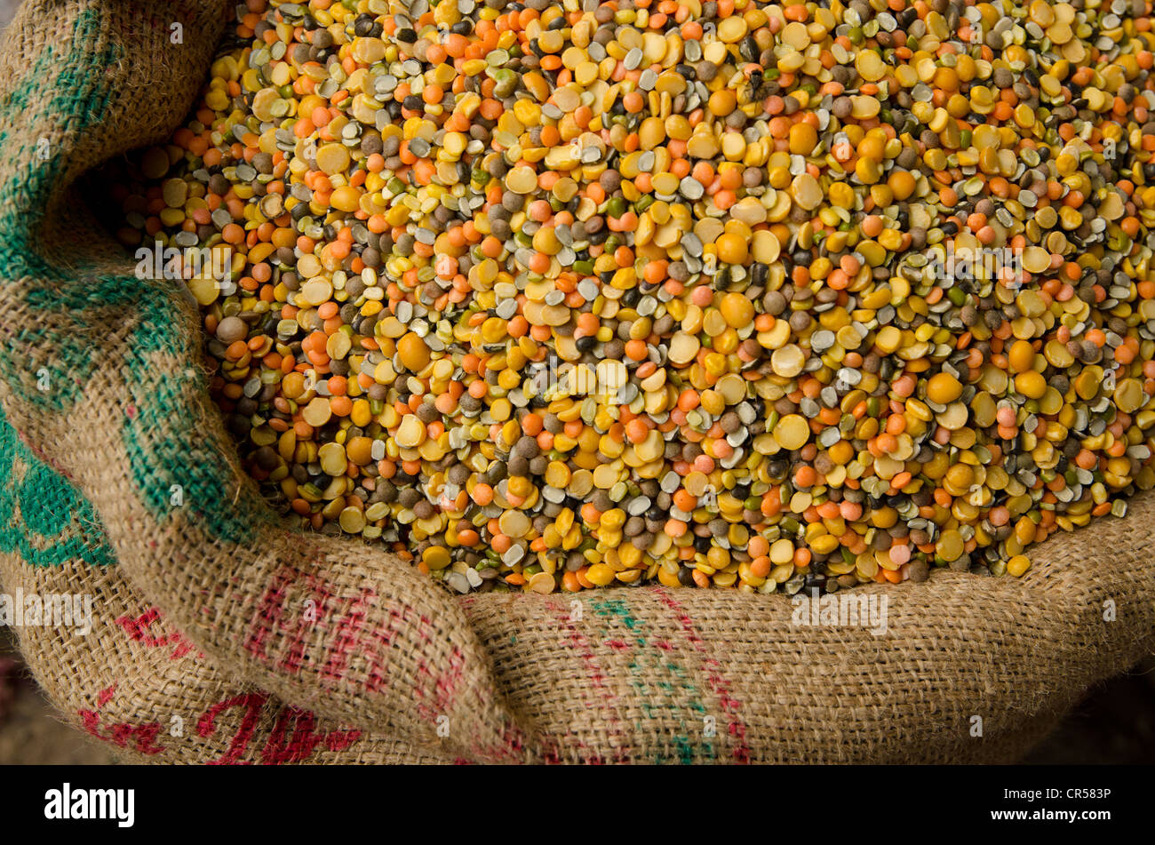Mixed Dhal lentils for sale on the market in the suburb of Paharganj, New Delhi, India, Asia Stock Photo