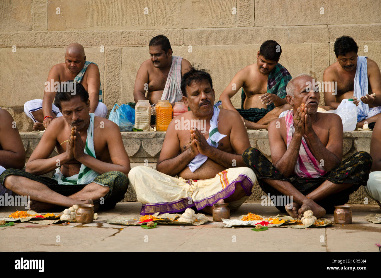 Ritual to bid farewell to the soul of a deceased person, at the ghats of Varanasi, Uttar Pradesh, India, Asia Stock Photo