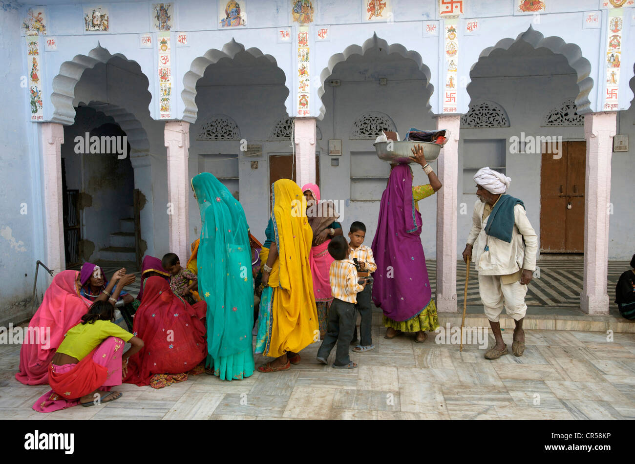 India, Rajasthan State, Pushkar, people grouping in a Hindu temple during the Pushkar Fair Stock Photo