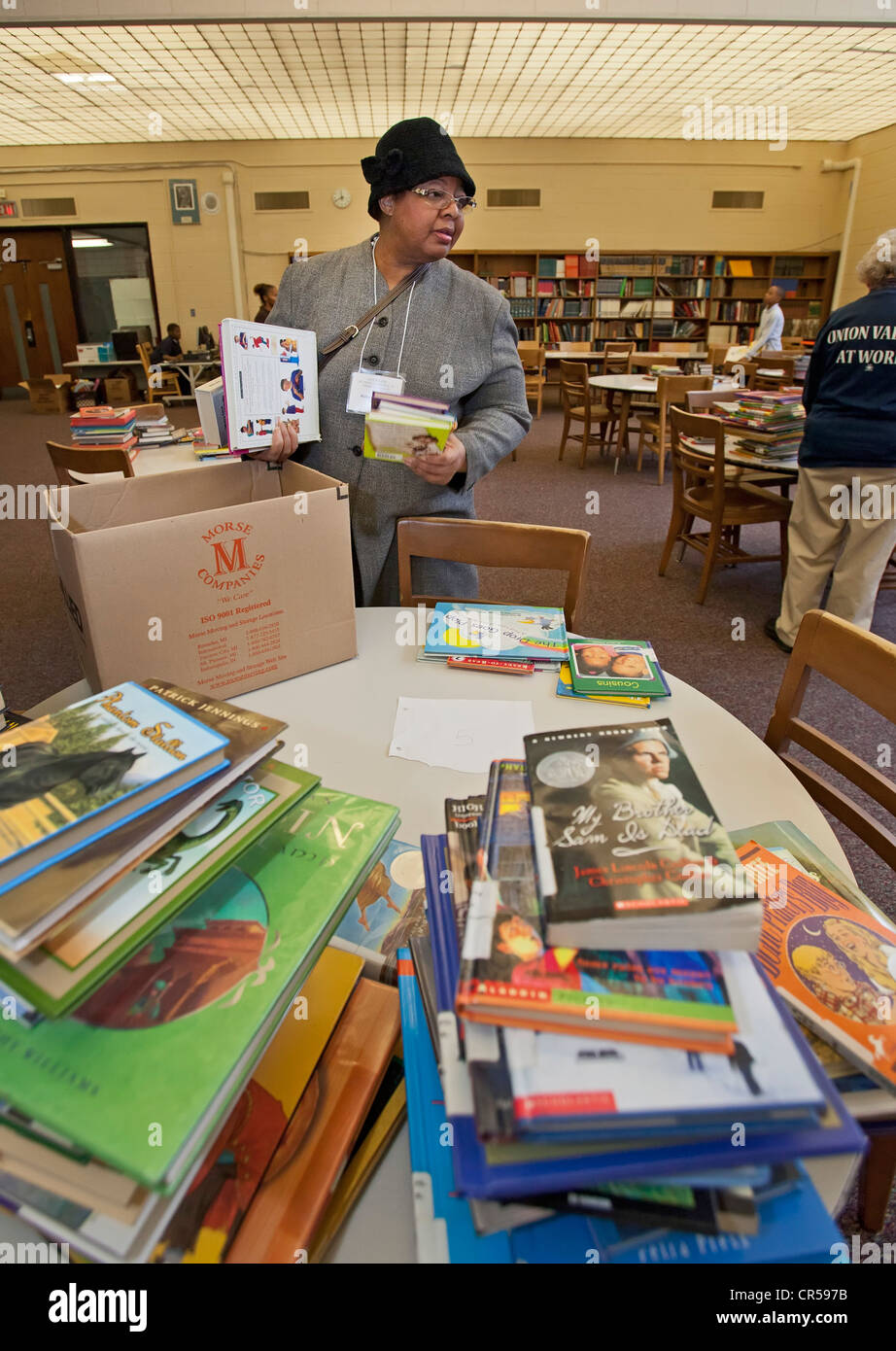 Labor Union Volunteers Sort Books in School Library Stock Photo Alamy