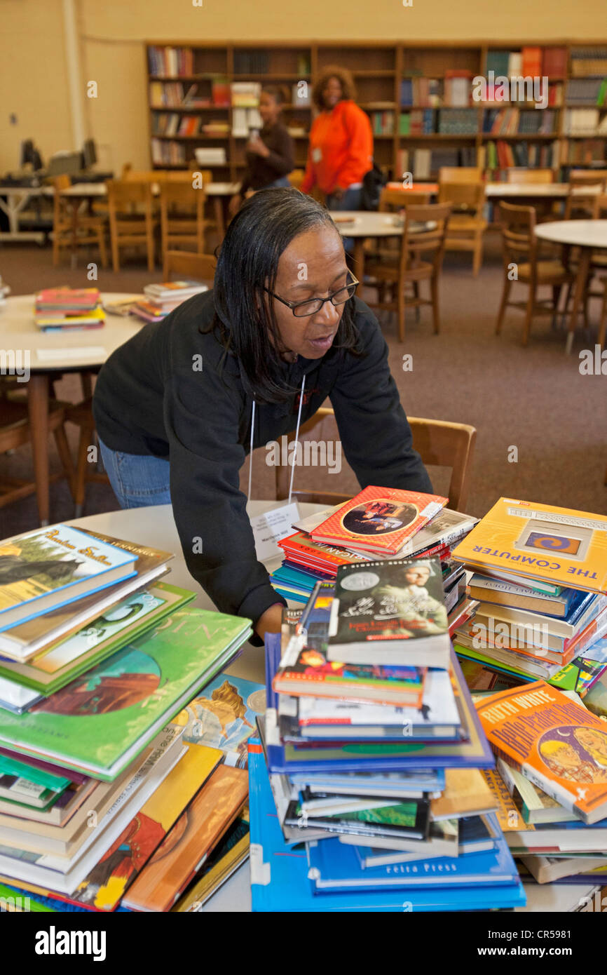 Labor Union Volunteers Sort Books in School Library Stock Photo Alamy