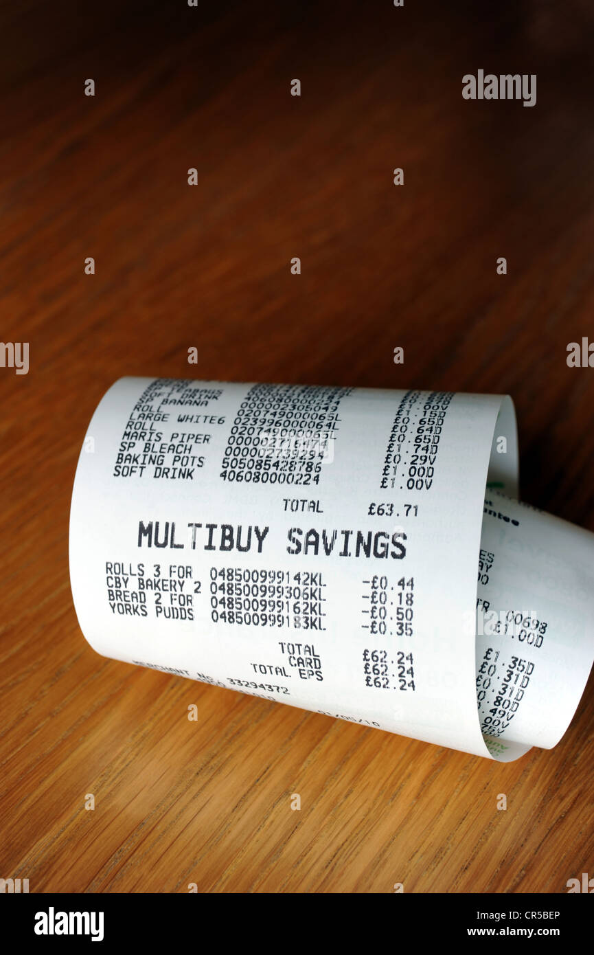 SUPERMARKET FOOD BILL TILL RECEIPT RE MULTIBUY SAVINGS  GROCERY COSTS PRICES INCOME  HOUSEHOLD BUDGETS VALUE SPECIAL OFFERS UK Stock Photo