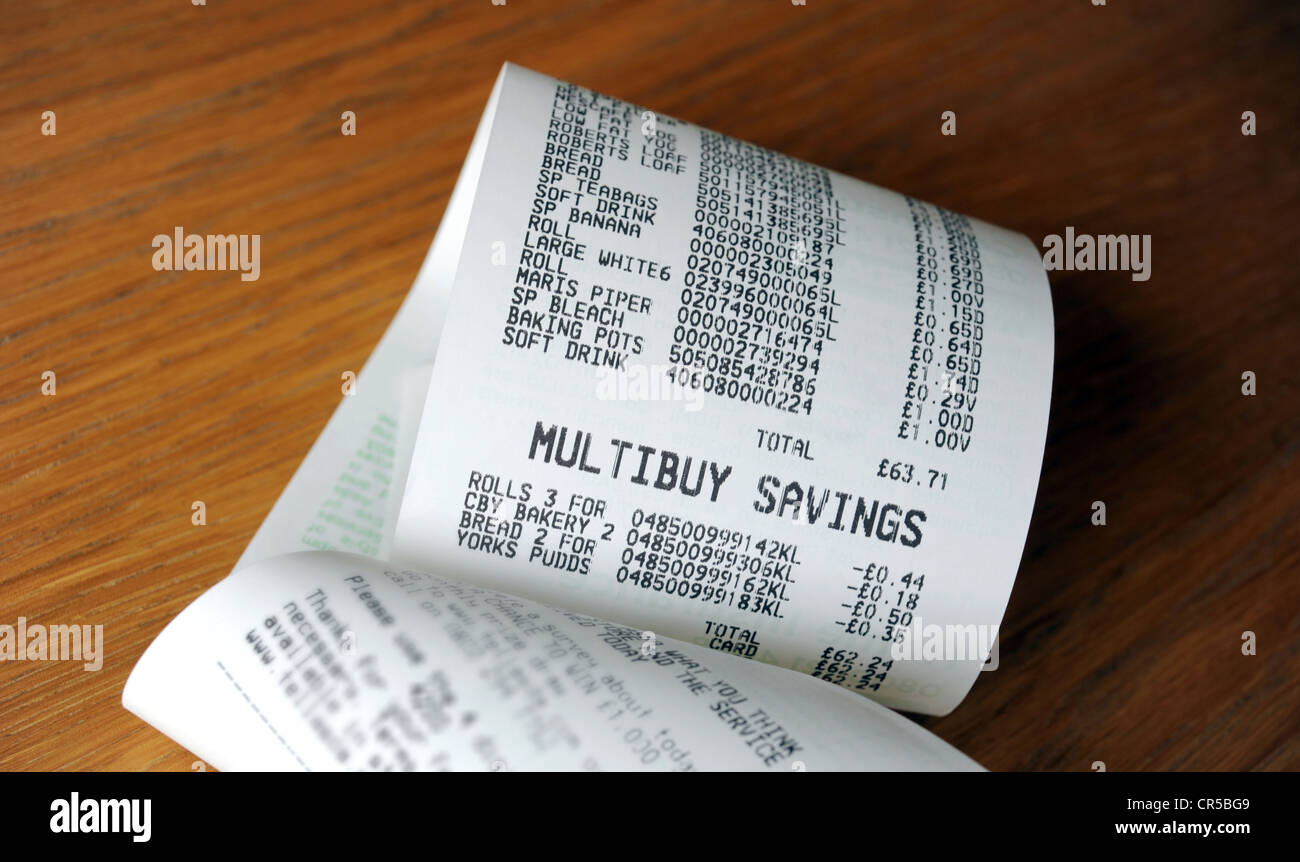 SUPERMARKET FOOD BILL TILL RECEIPT WITH MULTIBUY SAVINGS RE GROCERY COSTS PRICES INCOMES HOUSEHOLD BUDGETS SPECIAL OFFERS ETC UK Stock Photo