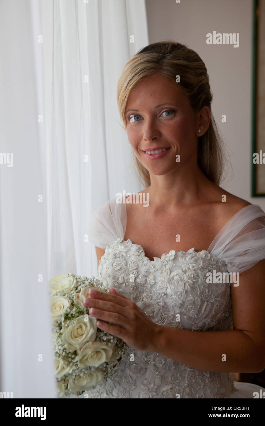 A bride with her bouquet Stock Photo - Alamy