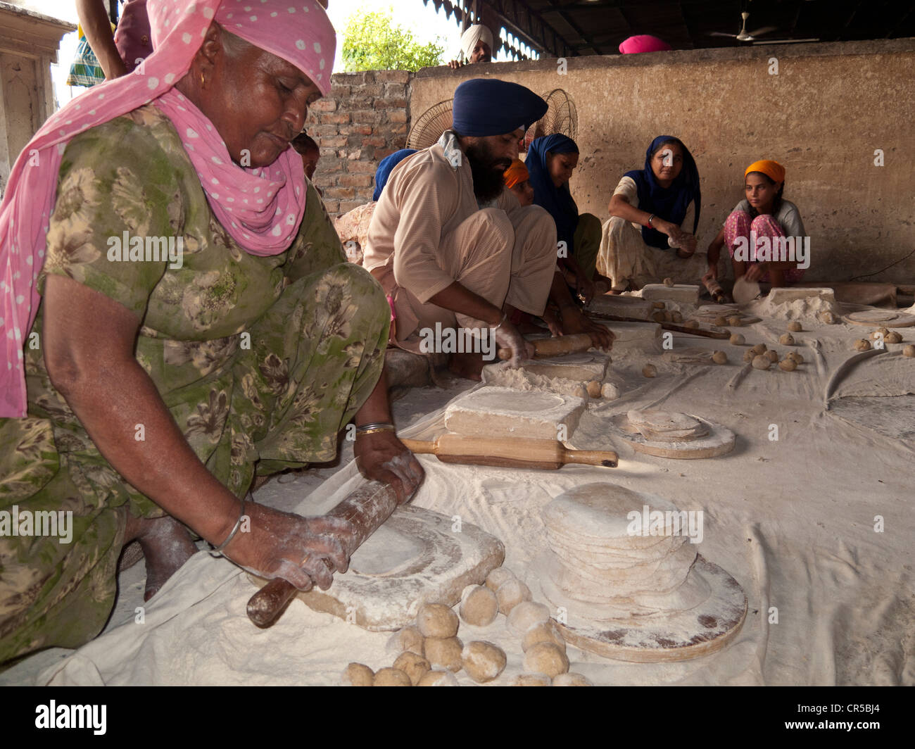 Food for all the pilgrims gets prepared by volunteers and served in the langar, or canteen, Amritsar, Punjab, India, Asia Stock Photo