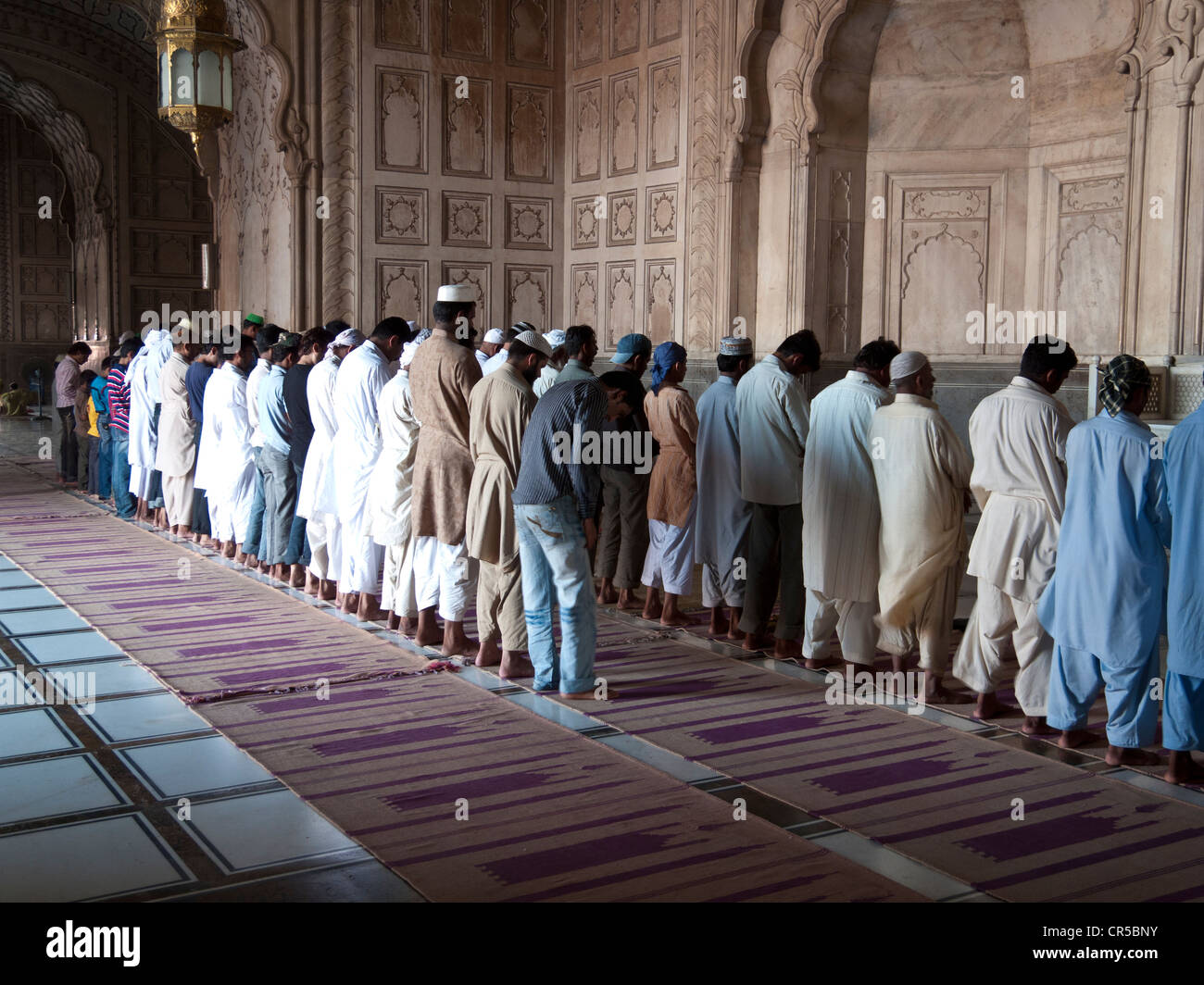 Muslims praying at Jama Mashid in Lahore, one of the largest mosques in Asia, Punjab, Pakistan, South Asia Stock Photo