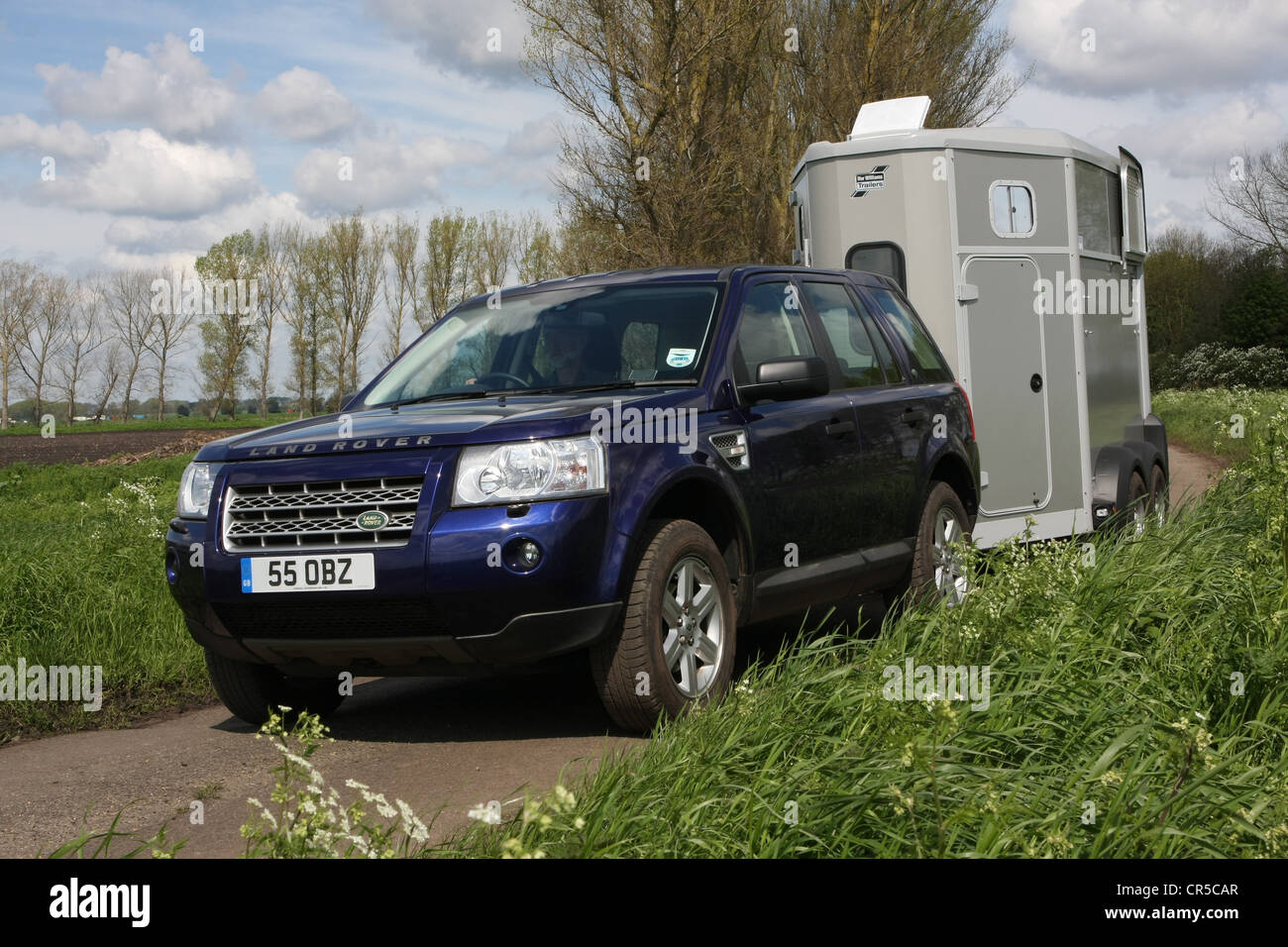 Land Rover Freelander 2 towing Ifor Williams horse trailer Stock Photo