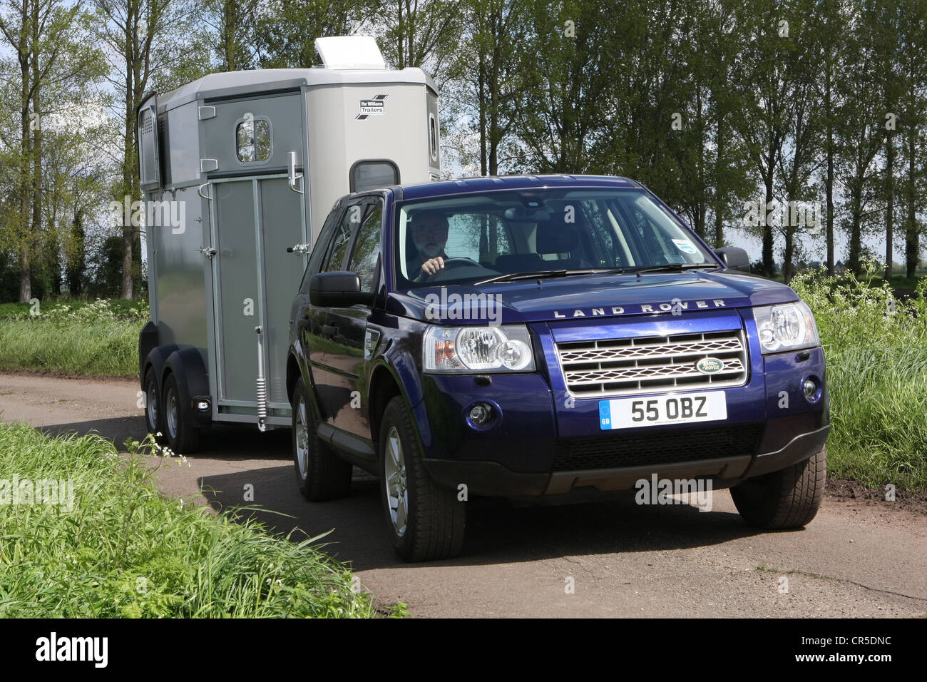 Land Rover Freelander 2 towing Ifor Williams horse trailer Stock Photo