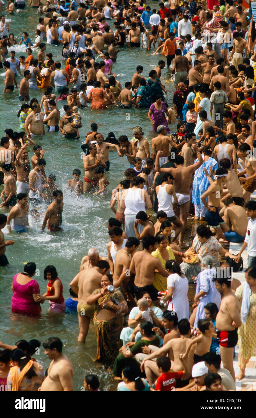 Crowds of people taking a bath at Har Ki Pauri Ghat, the famous bathing ghat in Haridwar, Uttarakhand, formerly Uttaranchal Stock Photo
