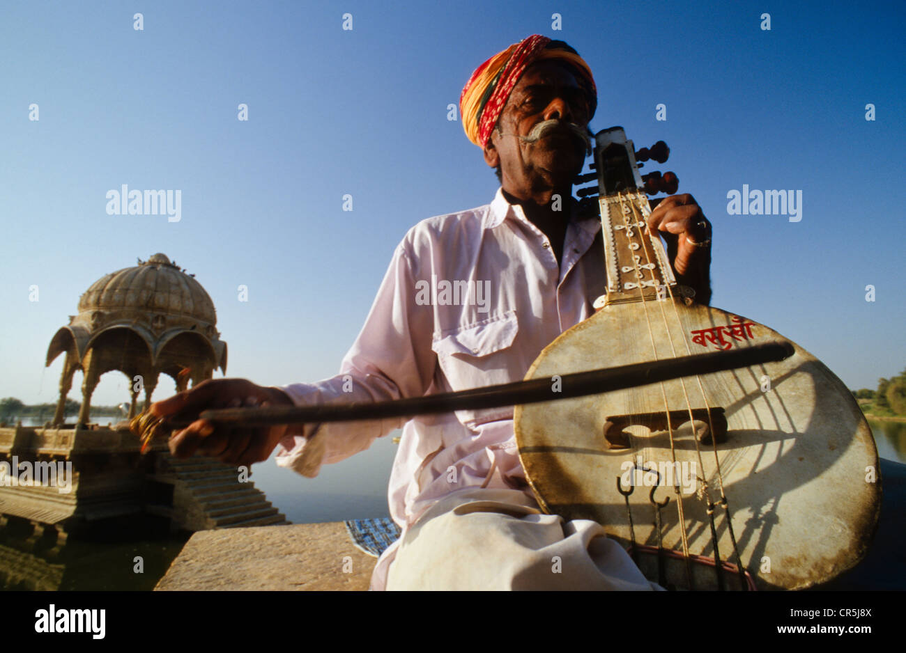 Musician playing Kamatji at the Gadi Sagar Tank outside Jaisalmer, Rajasthan, India, Asia Stock Photo