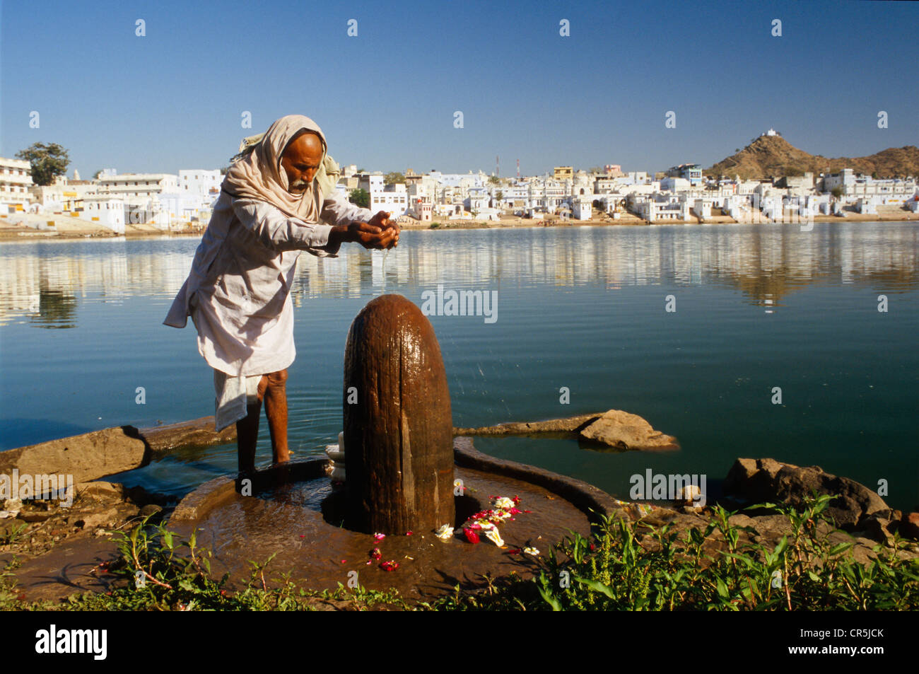 Pilgrim doing morning pooja, offering prayings to Shiva at the Lake of Brahma, Pushkar, Rajasthan, India, Asia Stock Photo