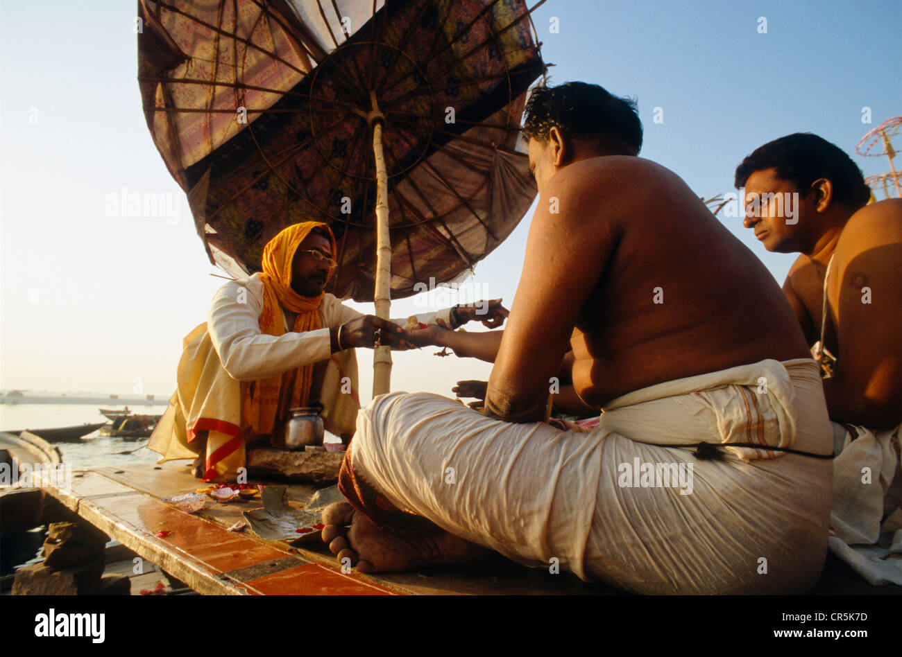 Priest offering ceremonies and blessings to pilgrims, Varanasi, Uttar Pradesh, India, Asia Stock Photo