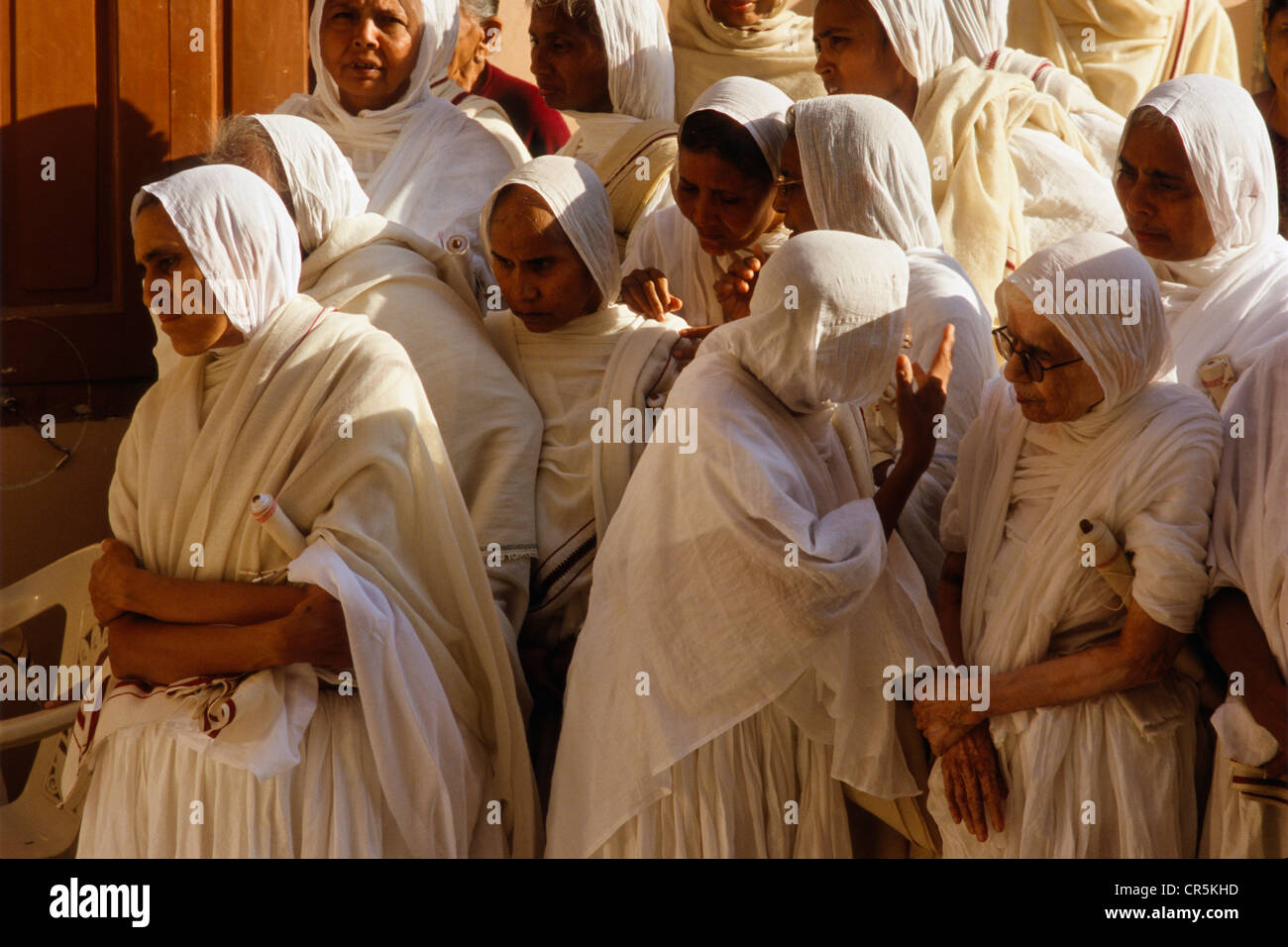 Jain nuns mourning their passed away member, Palitana, Gujarat, India, Asia Stock Photo