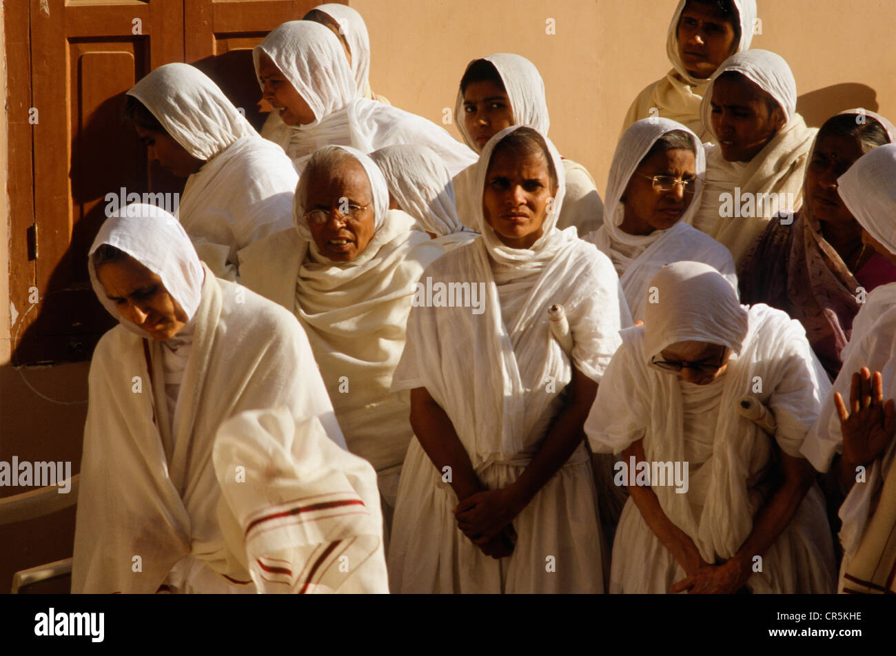 Jain nuns mourning their passed away member, Palitana, Gujarat, India, Asia Stock Photo