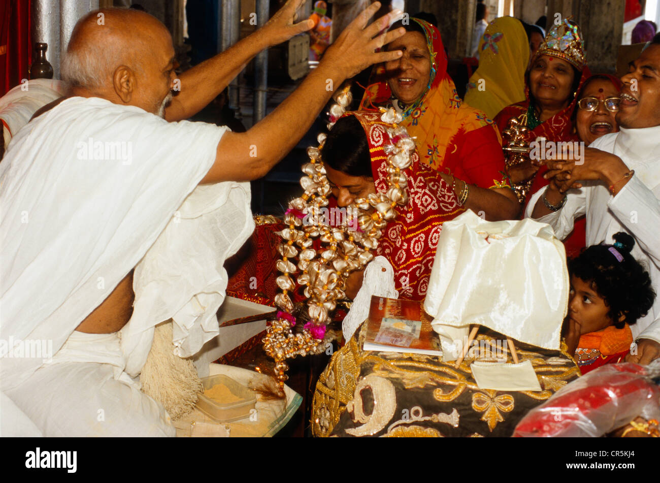 Jain priests bless all the pilgrims who finished the long way up to Shatrunjaya, Palitana, Gujarat, India, Asia Stock Photo