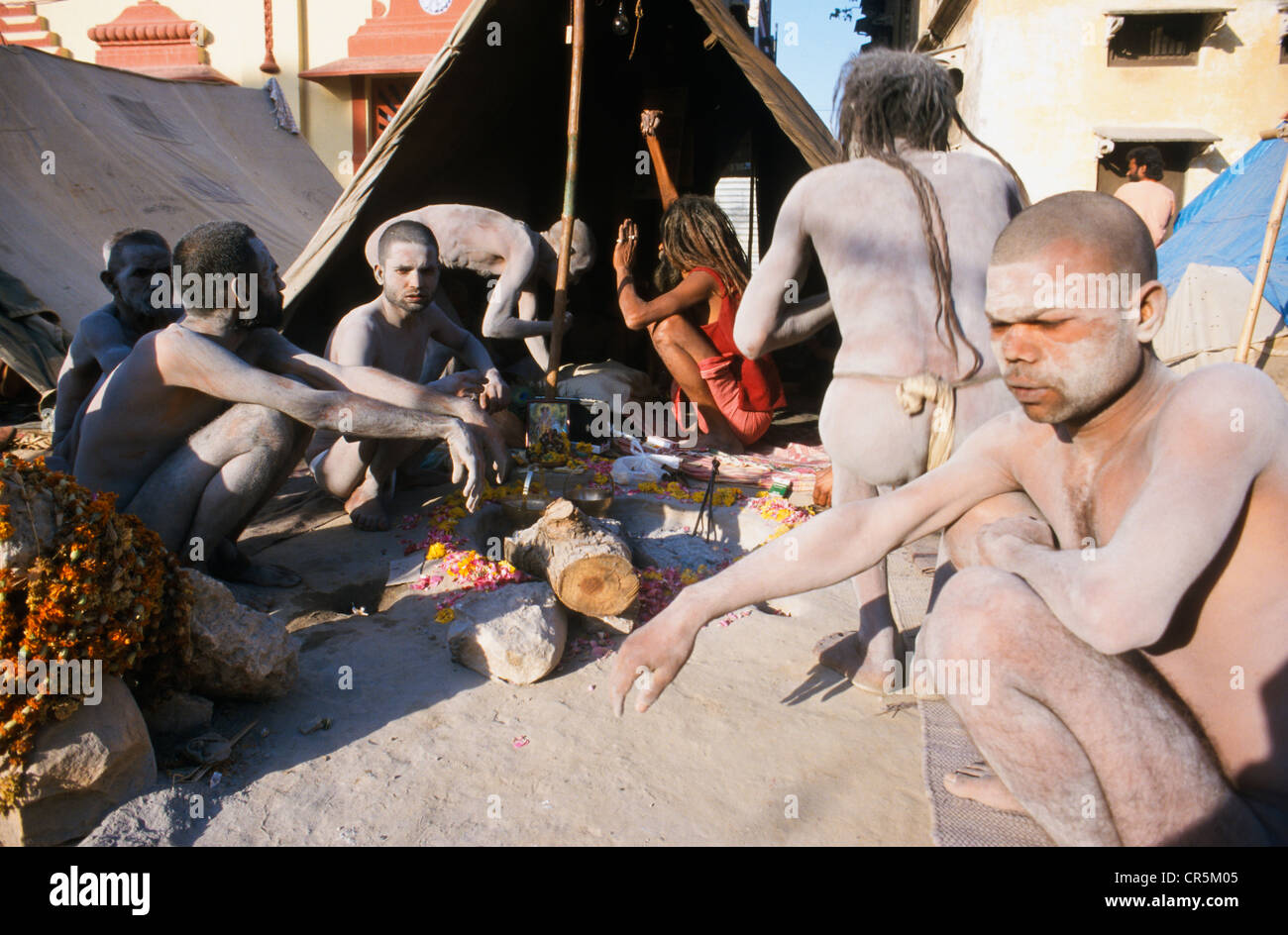 Sadhu practising the Amar Bharti Tapa, raising his arm for 12 or more years, his disciples sitting around him, Haridwar, Stock Photo