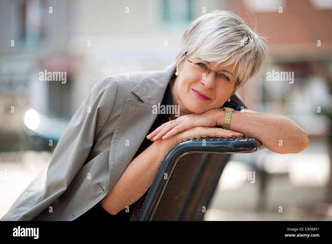 Красивые женщины бальзаковского возраста. Женщина среднего возраста. Взрослая женщина за компьютером. Освоить новую профессию в 55 лет. Новая профессия в 40 лет.