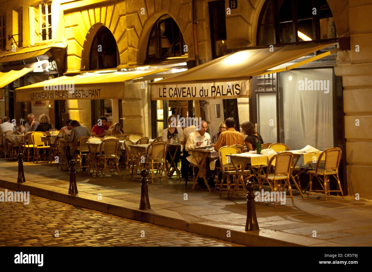 France, Paris, Ile de la Cite, Place Dauphine, restaurant terrace Stock Photo