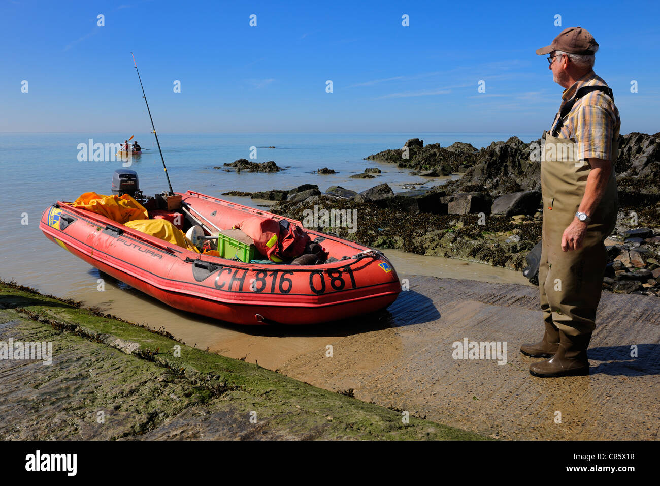 France, Manche, Bay of Mont Saint Michel, fisherman looking at the arrival of a kayak Stock Photo