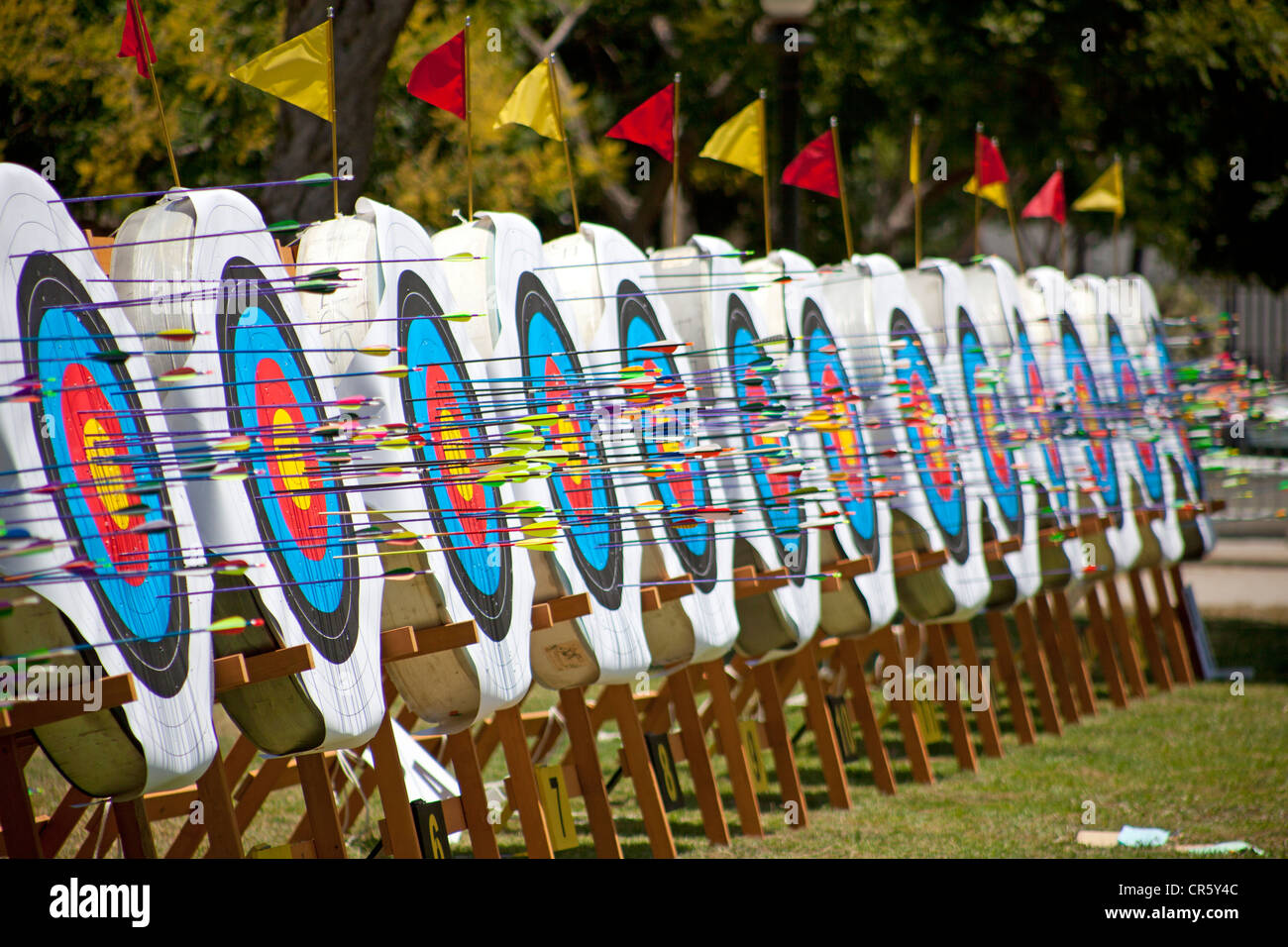 Target arrows bullseye hires stock photography and images Alamy