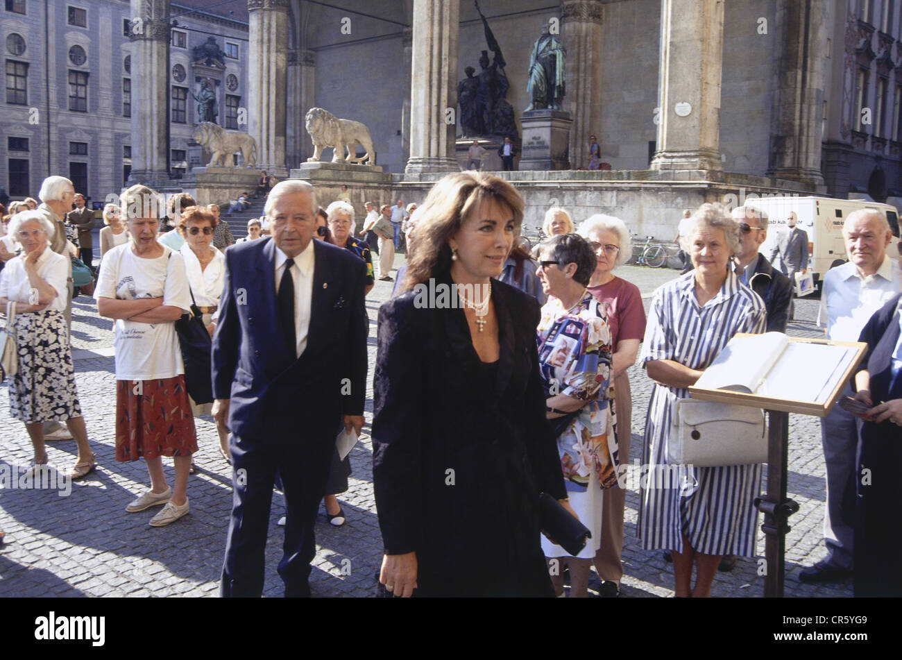 Schuermann, Petra, 15.9.1935 - 13.1.2010, German actress, TV presenter, half length, in front of the Feldherrnhalle, Munich, on occasion of the funeral of Else Moshammer, mother of the fashion designer Rudolph Moshammer, 16.8.1993, Stock Photo