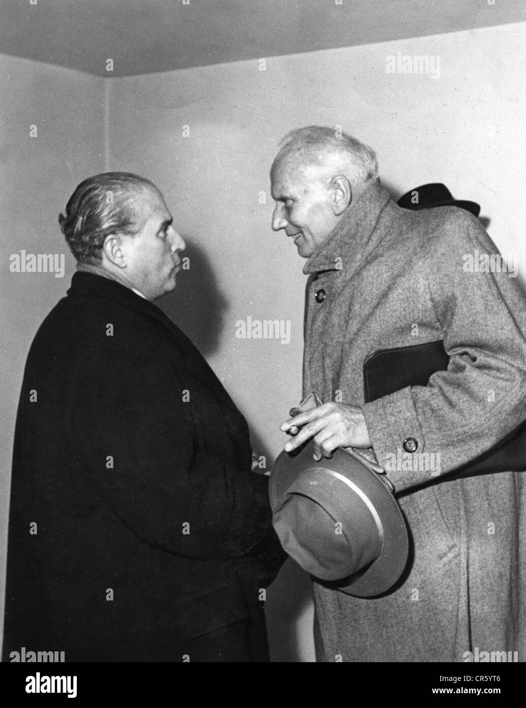 Zuckmayer, Carl, 27.12.1896 - 18.1.1977, German author / writer, half length, talking with Prof. Dr. Walter Gerlach, photo taken on the occasion of the premiere of his theatre play 'Das Kalte Licht' (The Cold Light), Munich, circa 1962, Stock Photo