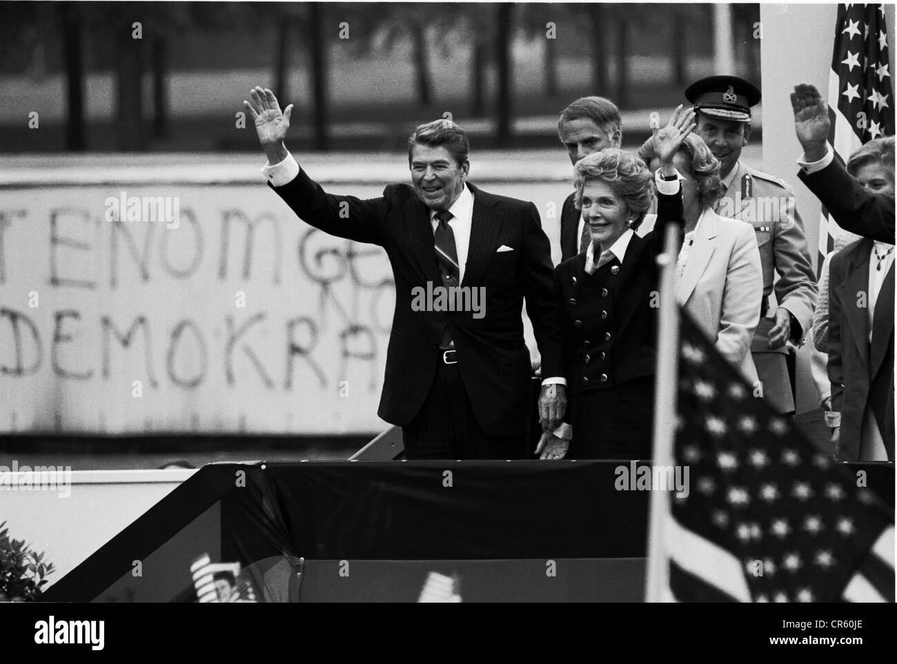 Reagan, Ronald, 6.2.1911 - 5.6.2004, American actor and politician (Republican), President of the United States, half length, with his wife Nancy, standing at Brandenburg Gate, Berlin, Germany, 12.6.1987, Stock Photo