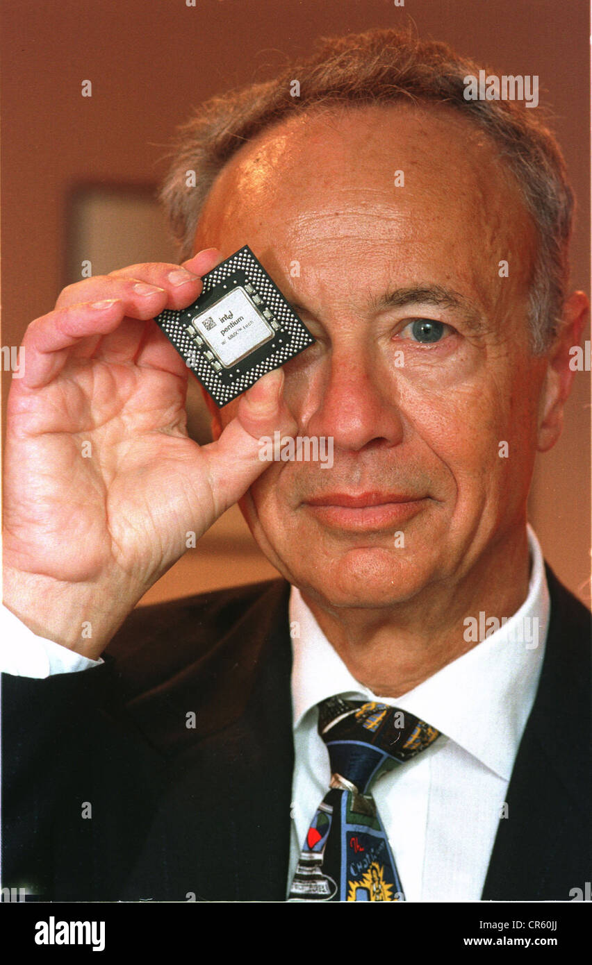 Grove, Andrew, * 2.9.1936, American businessman, Chief Executive Officer of Intel, portrait, with the Pentium MMX chip, Hotel Airport Kempinski, Munich, 27.01.1997, Stock Photo