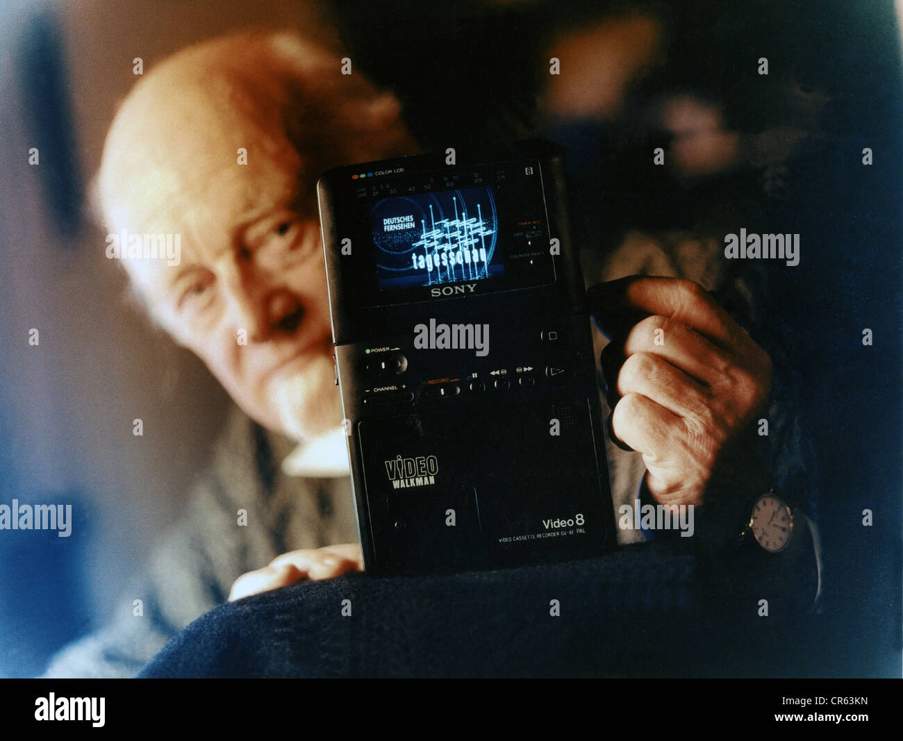 Haux, Jan Thilo, 7.10.1919 - 15.4.2001, German cameraman and presenter, with Sony Video Walkman, 1990s, Stock Photo