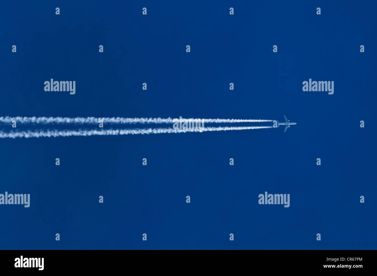 Aeroplanes contrails hi-res stock photography and images - Alamy