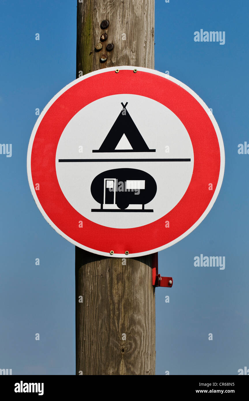Nobody camping prohibited sign hires stock photography and images Alamy