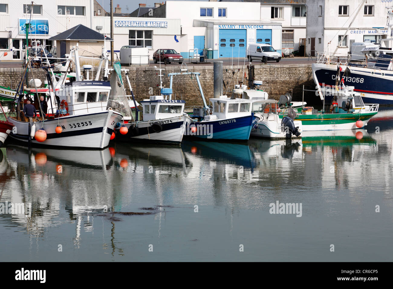 Fishing vessels and industrial buildings reflecting in the water in the harbour of Grandcamp-Maisy, Normandy / Normandie, France Stock Photo