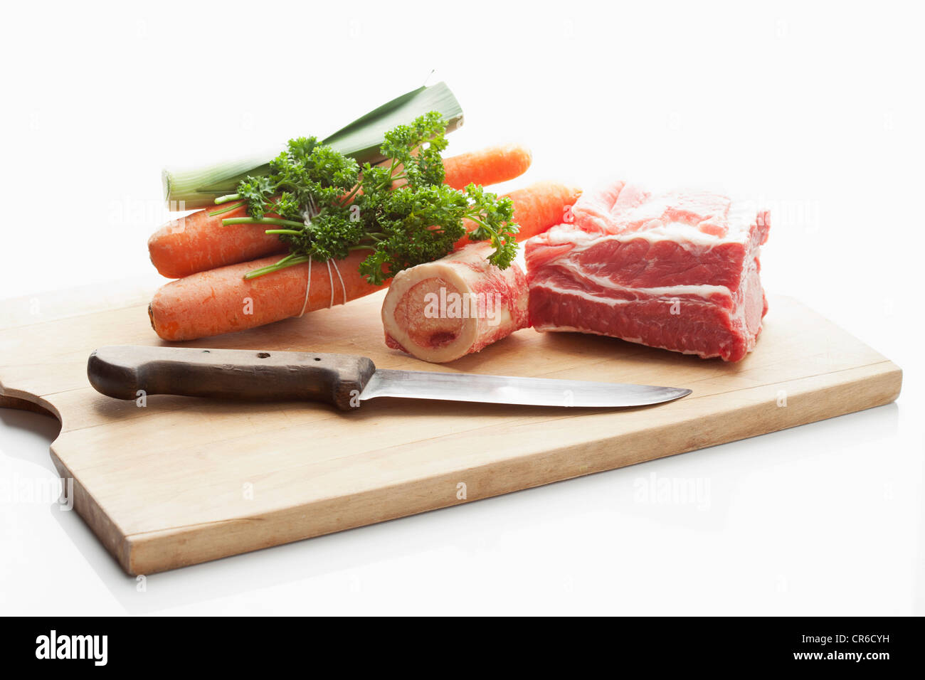 https://c8.alamy.com/comp/CR6CYH/beef-broth-ingredients-on-chopping-board-close-up-CR6CYH.jpg