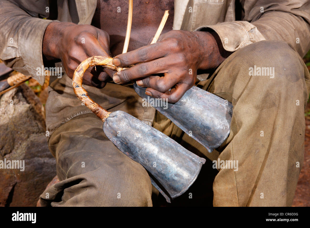Musical instrument made of scrap metal is wrapped with plant fibers